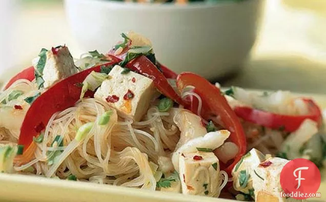 टोफू और बोक चोय के साथ चावल नूडल्स