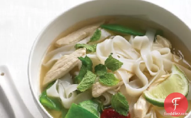 चिकन और बर्फ मटर के साथ एशियाई नूडल सूप