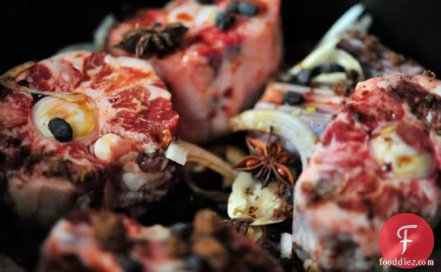 चीनी साग के साथ ब्रेज़्ड ऑक्सटेल