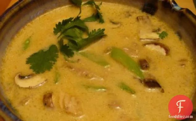एशियाई आराम भोजन (नारियल-करी चिकन नूडल सूप)