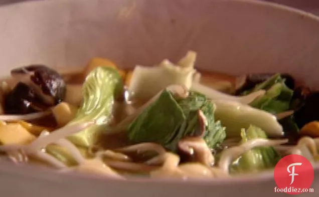 जरूरतमंद लोगों के लिए नूडल सूप