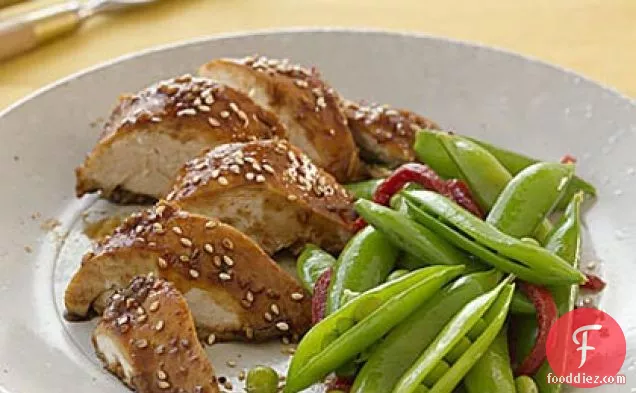 चीनी स्नैप मटर के साथ होइसिन-चमकता हुआ चिकन