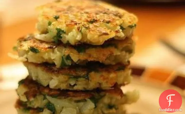 चिक-मटर के आटे, सीताफल और जीरा के साथ आलू पेनकेक्स