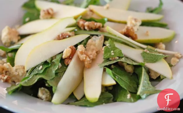 No-Fuss Blue Cheese and Pear Salad With Apricot Nectar Dressing