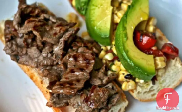 डिनर टुनाइट: मकई, टमाटर और एवोकैडो के साथ स्टेक सैंडविच