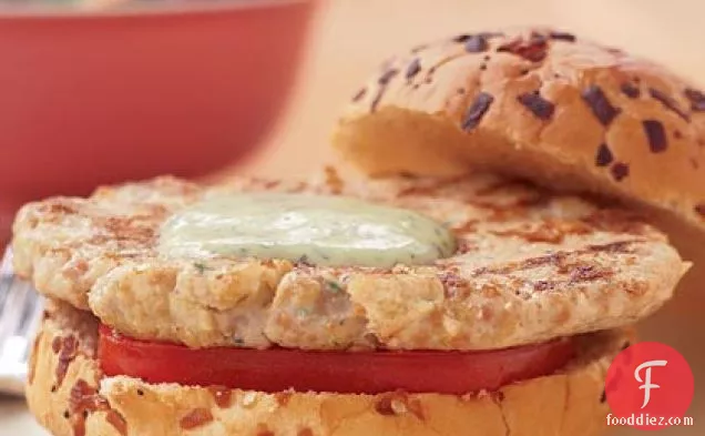 एवोकैडो मेयोनेज़ के साथ चिकन-कोरिज़ो बर्गर