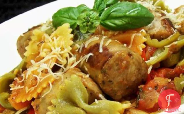 बो टाई पास्ता के साथ इतालवी टर्की सॉसेज और मिर्च