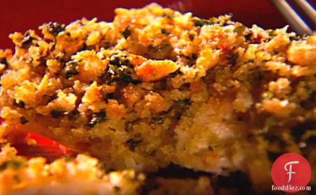 होममेड गार्लिक बटर और हर्ब ब्रेड क्रम्ब टॉपिंग के साथ बेक्ड सीबास