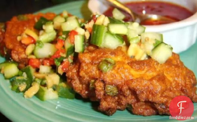 मीठी मिर्च की चटनी और खीरे के स्वाद के साथ थाई फिशकेक