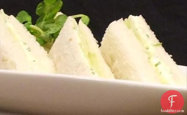 मसालेदार मूंगफली की चटनी के साथ नूडल्स