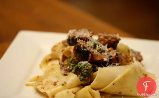 मसालेदार इतालवी सॉसेज, ब्रोकोली राबे, और धूप में सूखे के साथ पास्ता