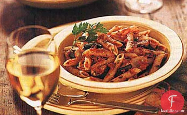 भुना हुआ प्रोवेनकल सब्जी सॉस के साथ पास्ता