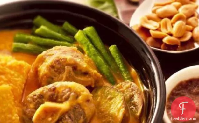 कारी-करे (मूंगफली की चटनी में मांस और सब्जी स्टू)