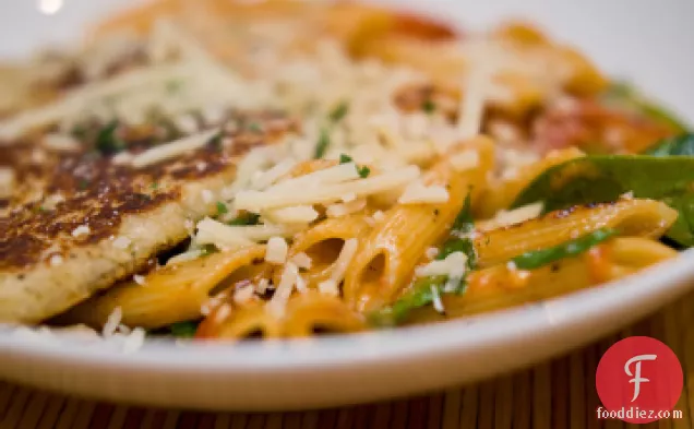 मलाईदार टमाटर परम में नूडल्स के साथ लौरा का परिष्कृत चिकन