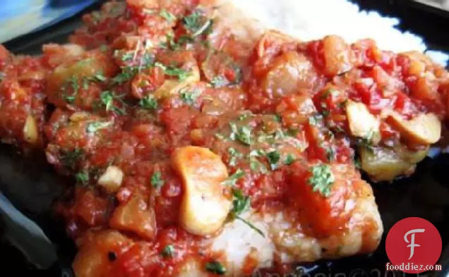 बैंगन बोलोग्नीज़ सॉस में मछली