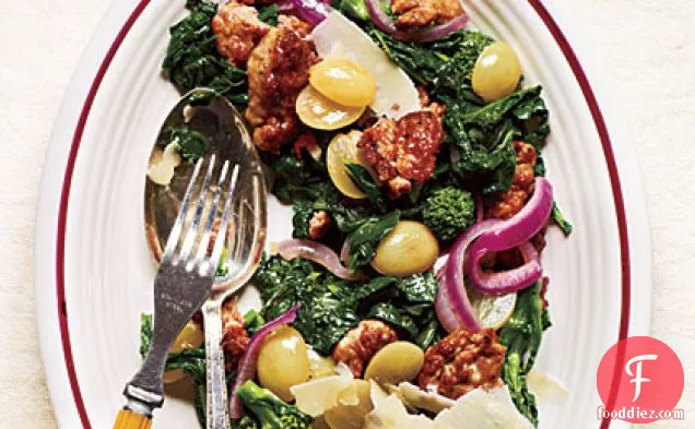 ब्रोकोली राबे के साथ सॉटेड सॉसेज और अंगूर