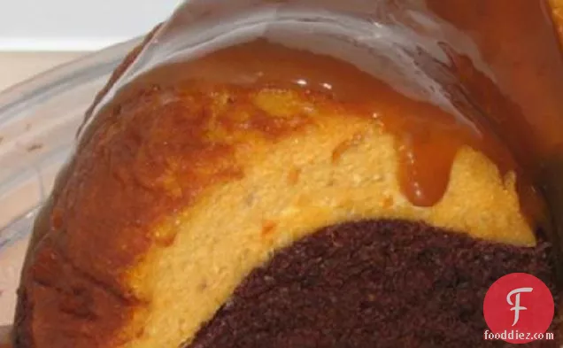 कद्दू चीज़केक सबसे ऊपर चॉकलेट बंड केक डब्ल्यू । 