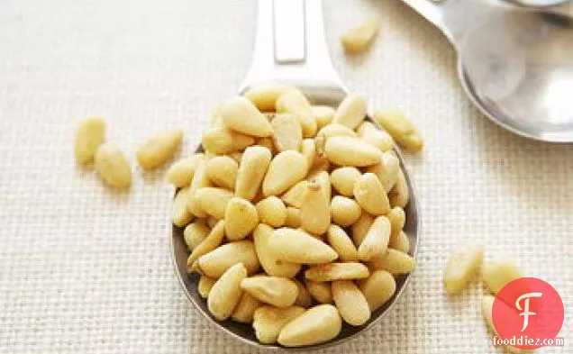 केसर, शेरी और पाइन नट्स के साथ समुद्री बास