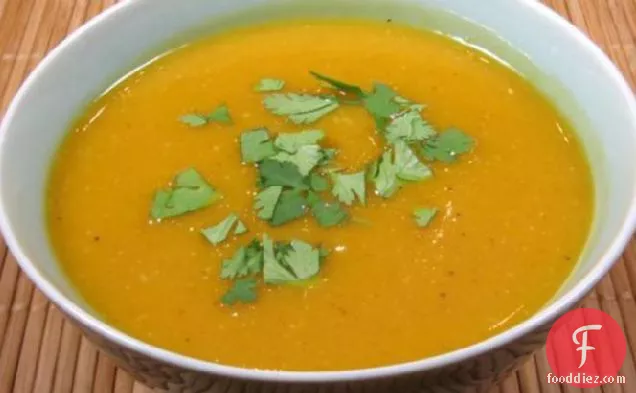 ऑटम गोल्ड बटरनट स्क्वैश सूप-थाई प्रेरित स्वादों के साथ