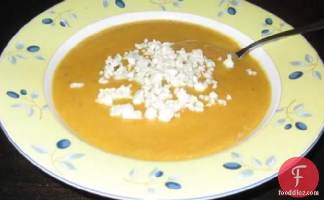 भुना हुआ नाशपाती-बटरनट सूप क्रम्बल ब्लू चीज़ के साथ