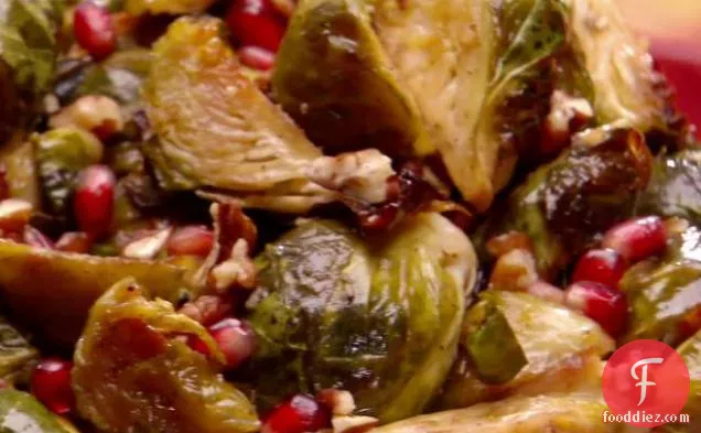 भुना हुआ ब्रसेल्स अनार और वेनिला-पेकन मक्खन के साथ अंकुरित होता है