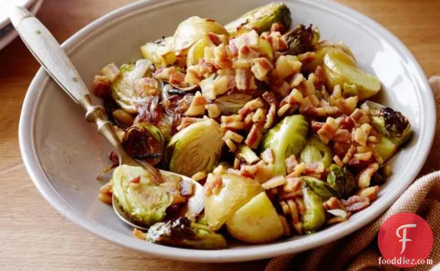 भुना हुआ ब्रसेल्स पैनकेटा के साथ अंकुरित होता है