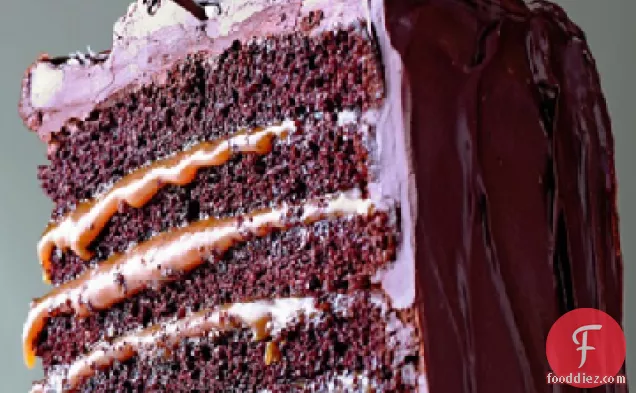 नमकीन-कारमेल छह-परत चॉकलेट केक