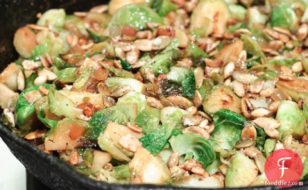 पैन भुना हुआ ब्रसेल्स कैंडिड पेपिटास और साइडर विन के साथ अंकुरित होता है