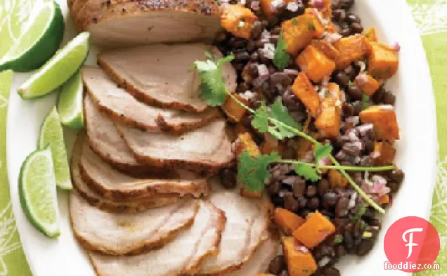 ब्लैक-बीन और शकरकंद सलाद के साथ भुना हुआ पोर्क लोई