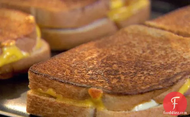 मीठा और मसालेदार ग्रील्ड पनीर सैंडविच