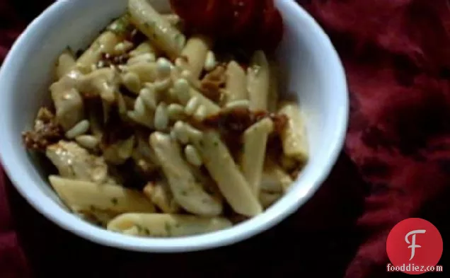 चिकन, धूप में सुखाए हुए टमाटर और पाइन नट्स के साथ पेनी