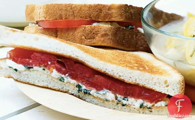फेटा-तुलसी सैंडविच