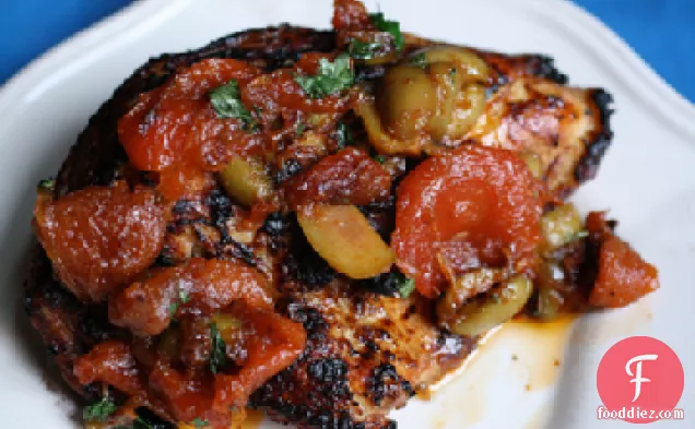 मोरक्कन चिकन टैगिन धूप में सुखाए गए टमाटर और आर्टिचोक के साथ