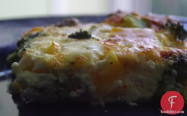 आलसी दिन ब्रंच पुलाव (क्रस्टलेस क्विक)