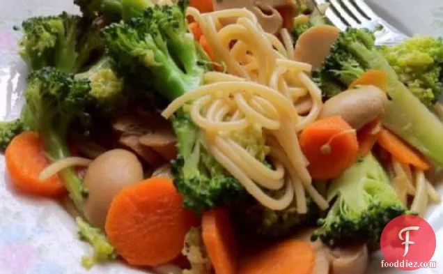 चीनी नूडल और सब्जी हलचल तलना (एक के लिए)