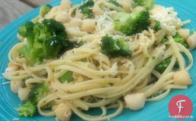 Linguine With Broccoli and Bay Scallops