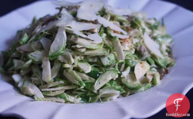 बादाम, मांचेगो और पिमेंट के साथ शेव्ड ब्रसेल्स स्प्राउट सलाद