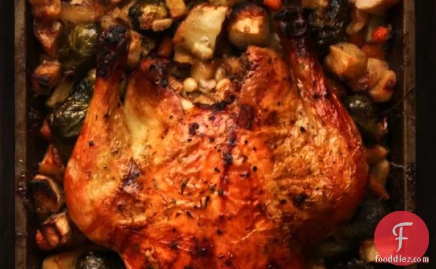 चिकन को सर्दियों की सब्जियों और पाइन नट स्टफिंग के साथ भूनें