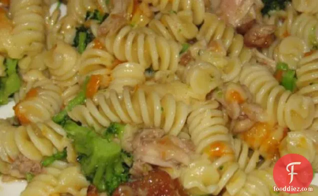 चिकन और ब्रोकोली बो-टाई पास्ता सलाद