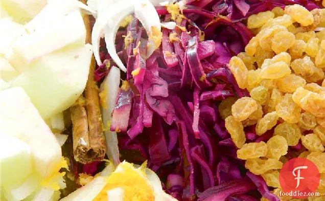 साइडर, सेब और गोल्डन सुल्ताना ब्रेज़्ड लाल गोभी