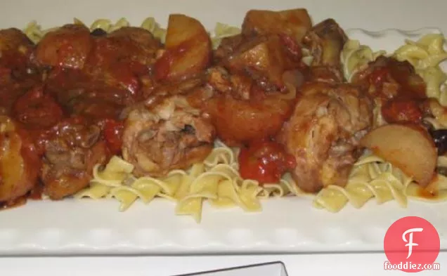 जैतून और केपर्स के साथ स्पेनिश चिकन पैर और जांघ