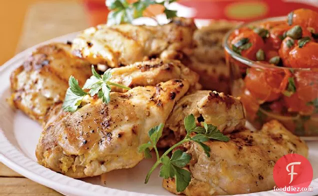 भुना हुआ अंगूर टमाटर के साथ ग्रील्ड चिकन जांघों