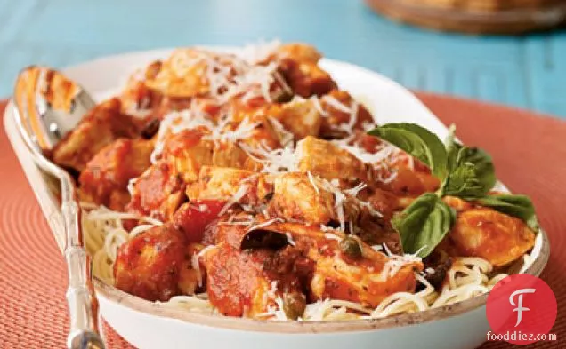 परी बाल पास्ता के साथ चिकन पुट्टनेस्का