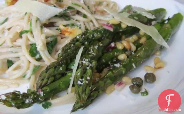 कलामाता जैतून और भुना हुआ अंगूर टमाटर सॉस के साथ पास्ता