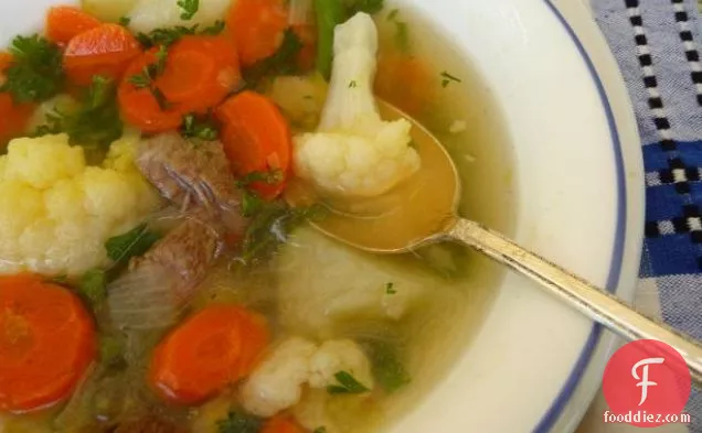 चिकन या बीफ के साथ माँ की सब्जी का सूप(जर्मन जेम्यूज़ सुपे)