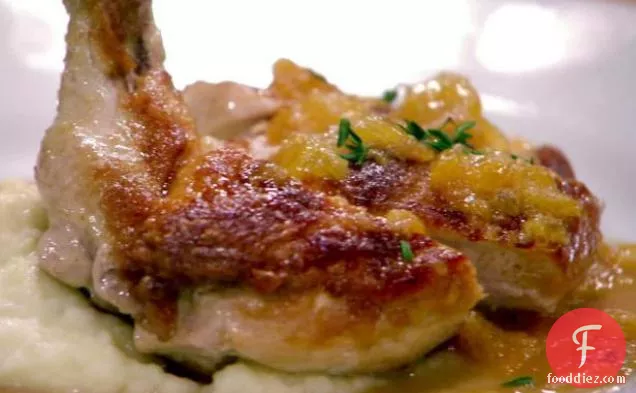 क्लेमेंटाइन के साथ चिकन ब्रेस्ट, थाई बर्ड चिली और युकोन गोल्ड और फूलगोभी प्यूरी