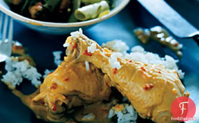 मसालेदार नारियल सॉस में चिकन