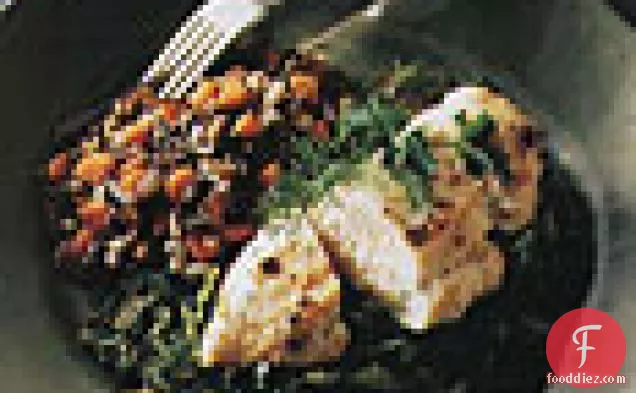 ब्रेज़्ड पोर्सिनी और सेवॉय गोभी के ऊपर उबला हुआ चिकन