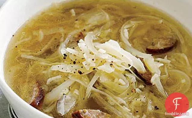 गोभी, किलबासा और चावल का सूप