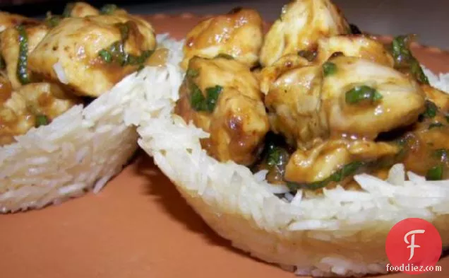 कुरकुरे चावल के मामलों में चिकन करी